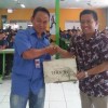Dekan FKOM Uniku, Dadang Hamdani, M.Kom., disambut manajemen Tomkins